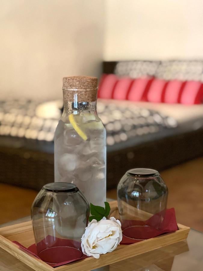 וילאך Hostel Lovely Rooms, City Center, Shared Bathroom, Windows To Corridor מראה חיצוני תמונה