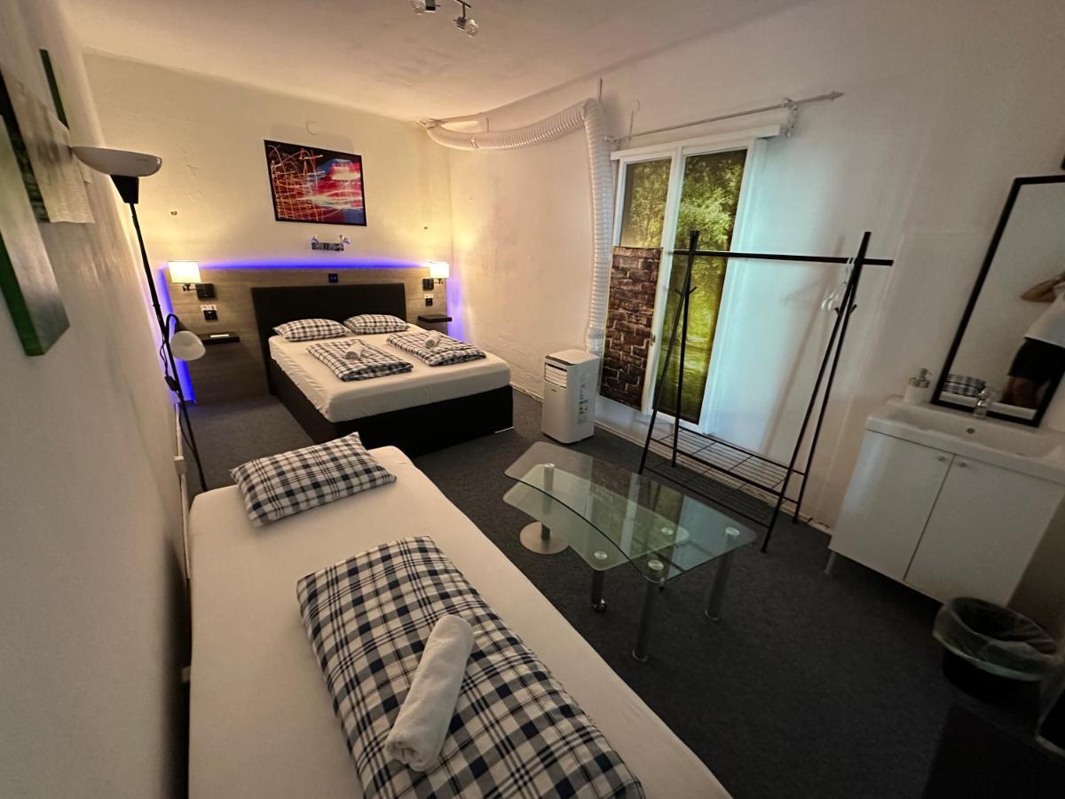 וילאך Hostel Lovely Rooms, City Center, Shared Bathroom, Windows To Corridor מראה חיצוני תמונה