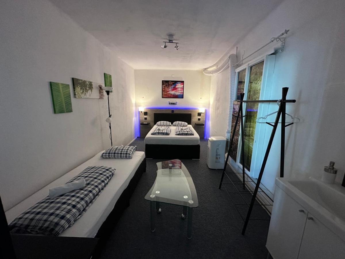 וילאך Hostel Lovely Rooms, City Center, Shared Bathroom, Windows To Corridor מראה חיצוני תמונה