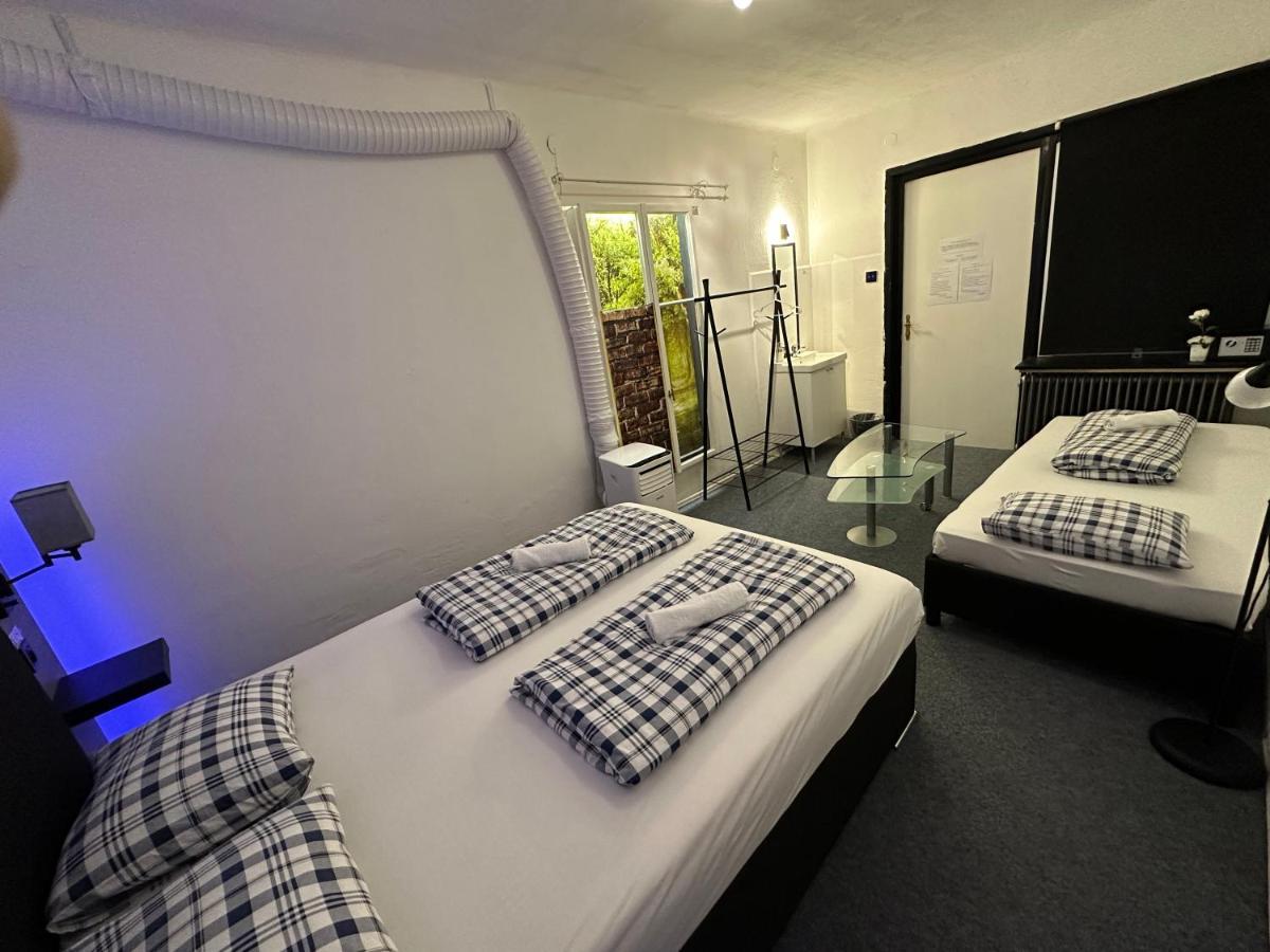 וילאך Hostel Lovely Rooms, City Center, Shared Bathroom, Windows To Corridor מראה חיצוני תמונה