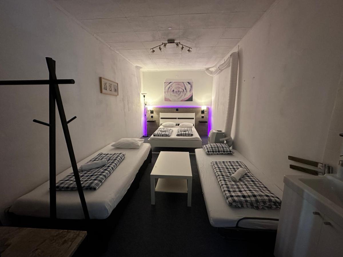 וילאך Hostel Lovely Rooms, City Center, Shared Bathroom, Windows To Corridor מראה חיצוני תמונה