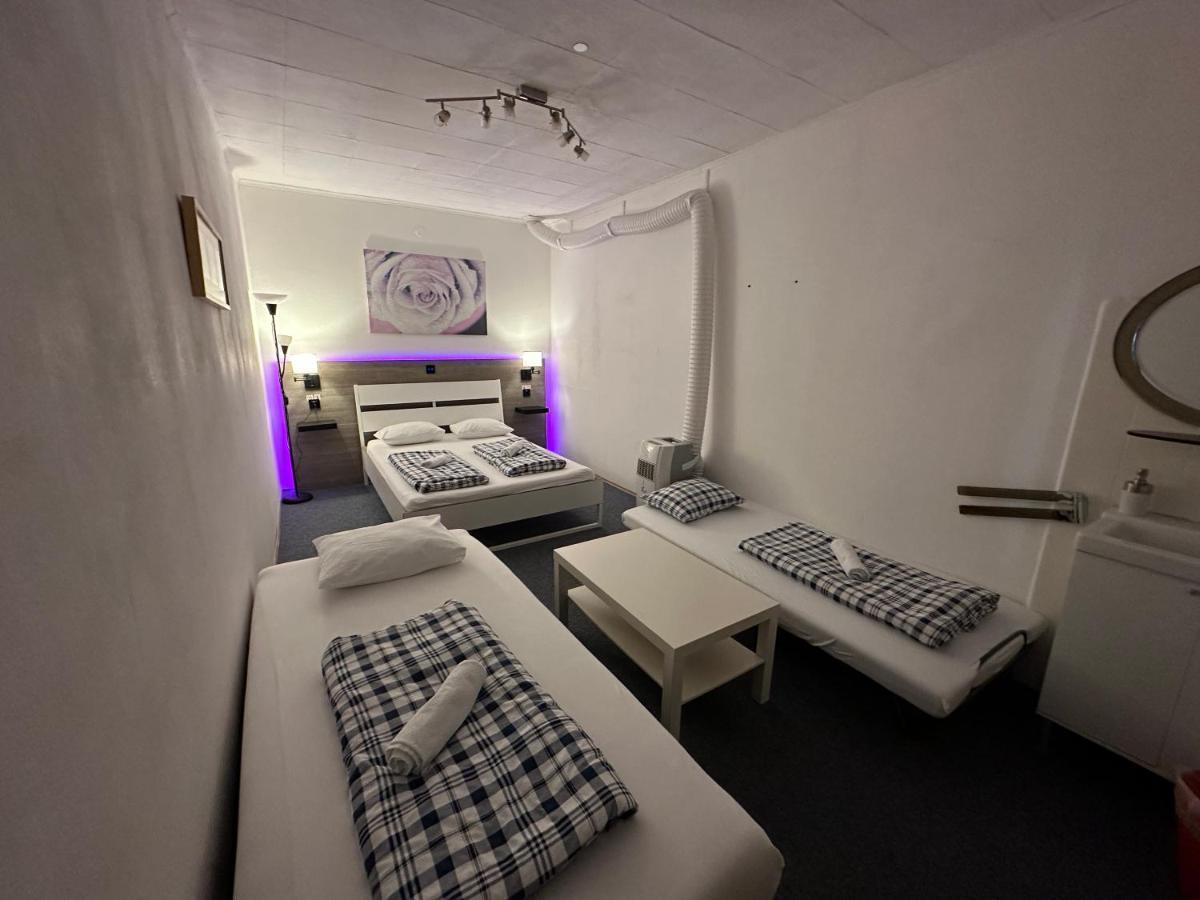 וילאך Hostel Lovely Rooms, City Center, Shared Bathroom, Windows To Corridor מראה חיצוני תמונה