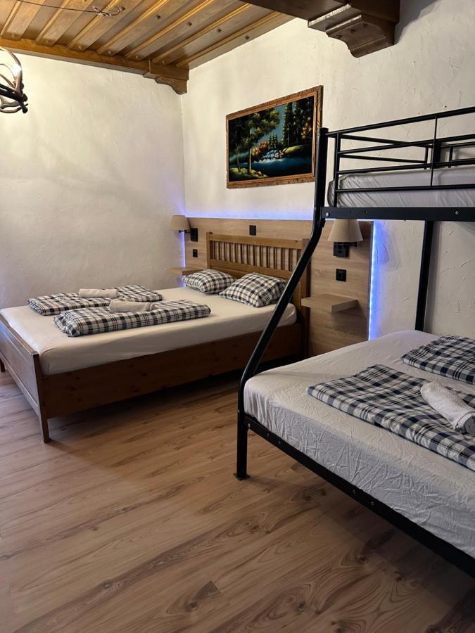 וילאך Hostel Lovely Rooms, City Center, Shared Bathroom, Windows To Corridor מראה חיצוני תמונה