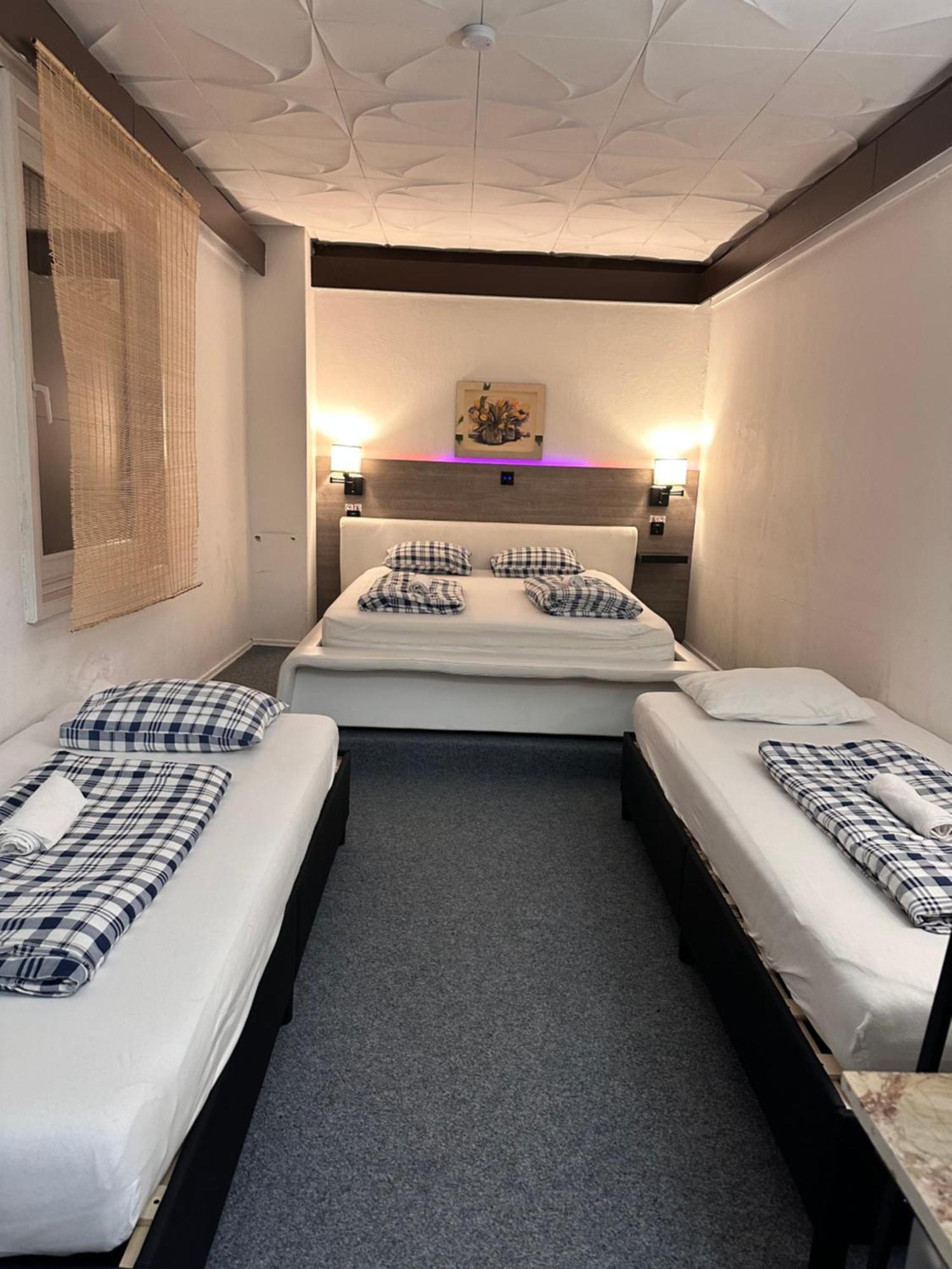 וילאך Hostel Lovely Rooms, City Center, Shared Bathroom, Windows To Corridor מראה חיצוני תמונה
