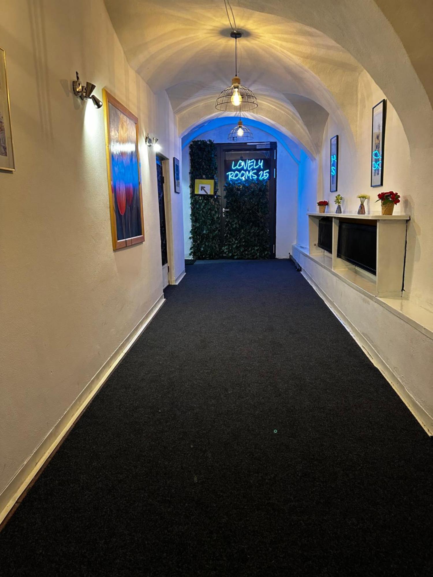וילאך Hostel Lovely Rooms, City Center, Shared Bathroom, Windows To Corridor מראה חיצוני תמונה