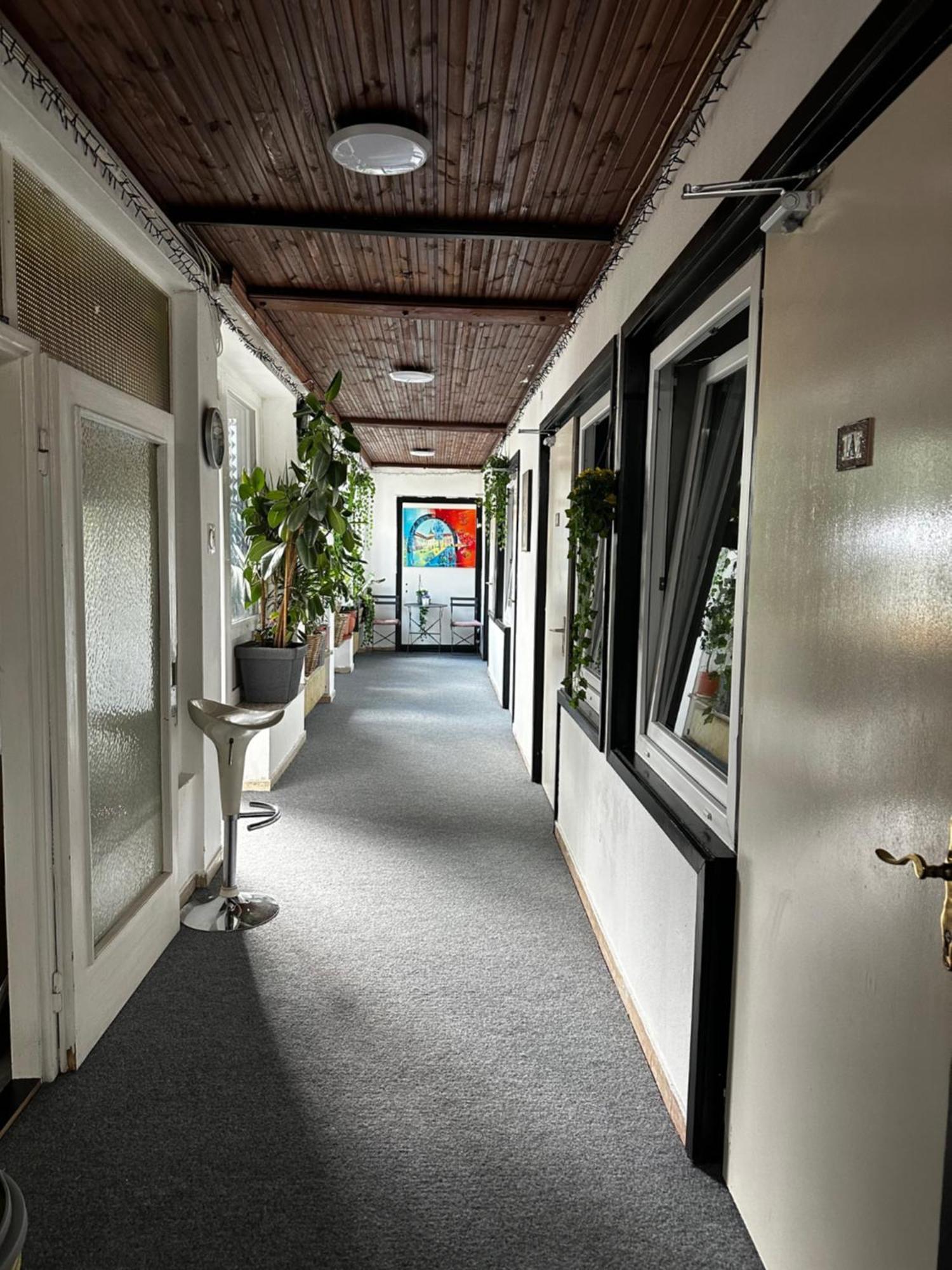 וילאך Hostel Lovely Rooms, City Center, Shared Bathroom, Windows To Corridor מראה חיצוני תמונה