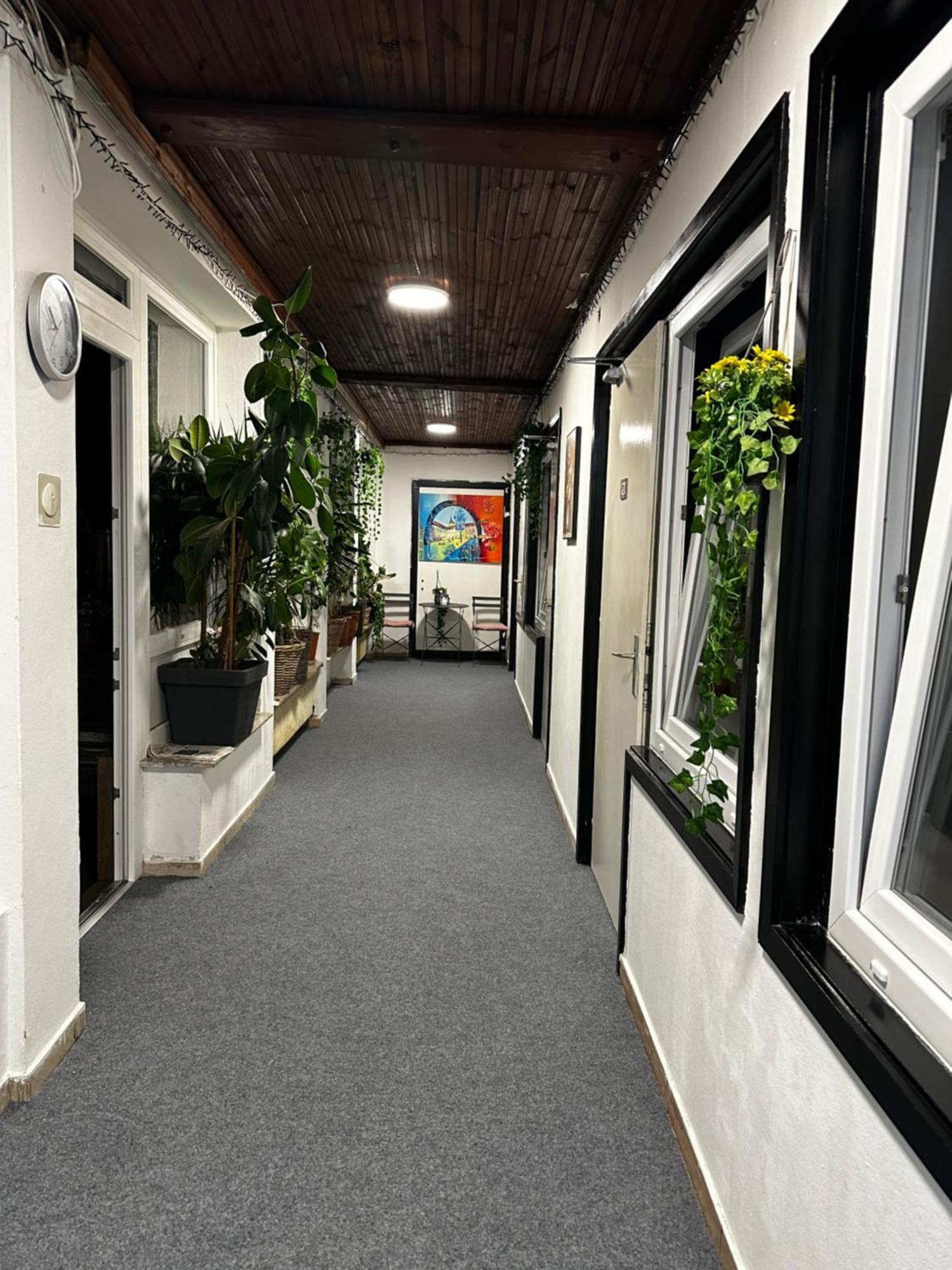 וילאך Hostel Lovely Rooms, City Center, Shared Bathroom, Windows To Corridor מראה חיצוני תמונה